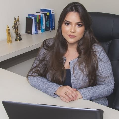 Larissa Lima em seu escritório